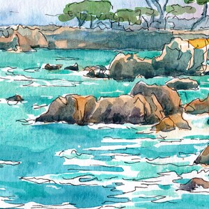Pu&ograve; includere: Dipinto ad acquerello di un paesaggio marino con una costa rocciosa e acqua turchese. Il dipinto presenta una linea di alberi sullo sfondo e alcune rocce in primo piano.