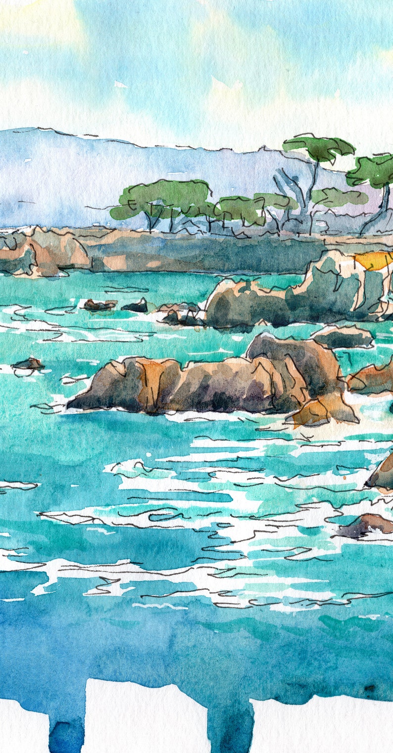 Pu&ograve; includere: Dipinto ad acquerello di un paesaggio marino con una costa rocciosa e acqua turchese. Il dipinto presenta una linea di alberi sullo sfondo e alcune rocce in primo piano.