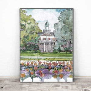 K&ouml;nnte beinhalten: Aquarellgem&auml;lde eines Backsteingeb&auml;udes mit einem wei&szlig;en S&auml;ulenportikus und einem gr&uuml;nen Dach. Das Geb&auml;ude ist von B&auml;umen und einem Beet mit roten und orangefarbenen Tulpen umgeben. Der Text "Young Commons" ist auf einer Steinplatte vor dem Geb&auml;ude geschrieben.