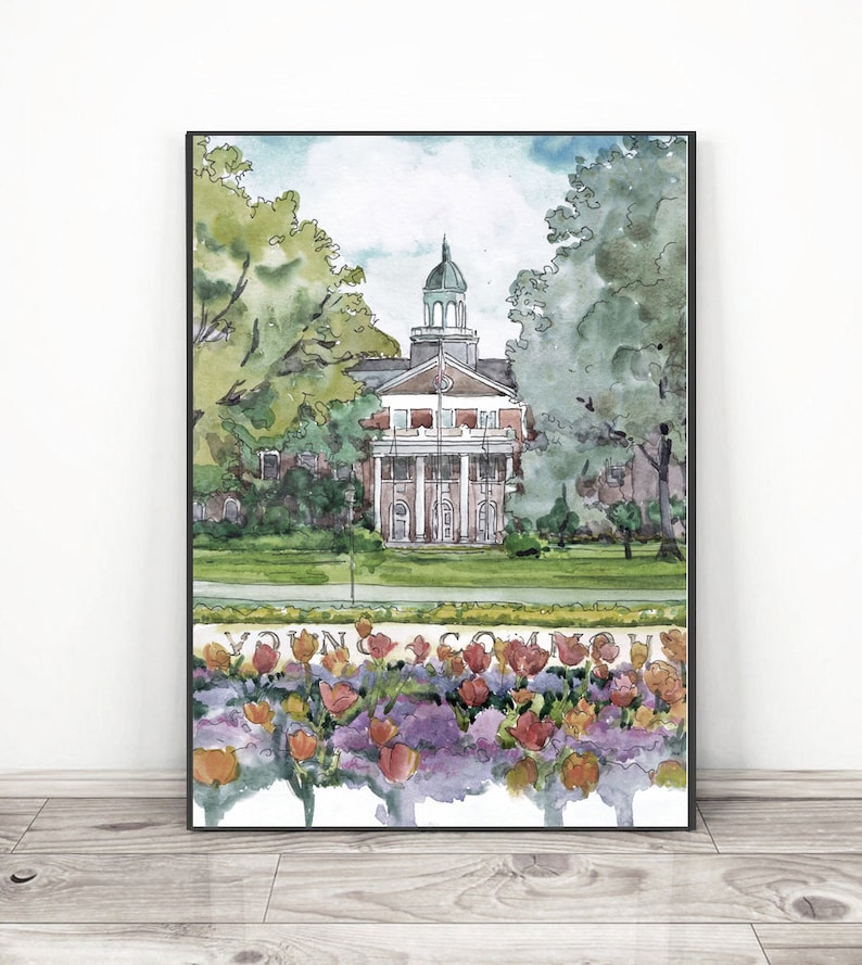 K&ouml;nnte beinhalten: Aquarellgem&auml;lde eines Backsteingeb&auml;udes mit einem wei&szlig;en S&auml;ulenportikus und einem gr&uuml;nen Dach. Das Geb&auml;ude ist von B&auml;umen und einem Beet mit roten und orangefarbenen Tulpen umgeben. Der Text "Young Commons" ist auf einer Steinplatte vor dem Geb&auml;ude geschrieben.