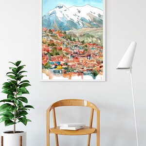 Pu&ograve; includere: Un dipinto ad acquerello di una citt&agrave; incastonata in una valle di montagna. La citt&agrave; &egrave; dipinta in tonalit&agrave; di rosso, arancione e giallo, con una montagna innevata sullo sfondo. Il dipinto &egrave; incorniciato in una cornice bianca.