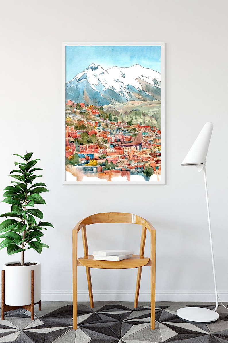Pu&ograve; includere: Un dipinto ad acquerello di una citt&agrave; incastonata in una valle di montagna. La citt&agrave; &egrave; dipinta in tonalit&agrave; di rosso, arancione e giallo, con una montagna innevata sullo sfondo. Il dipinto &egrave; incorniciato in una cornice bianca.