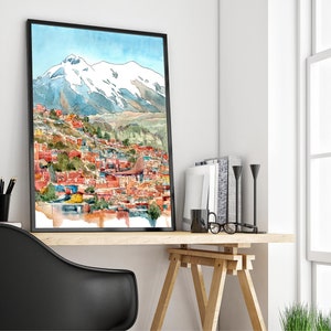 Pu&ograve; includere: Un dipinto ad acquerello di una citt&agrave; incastonata in una valle di montagna. La citt&agrave; &egrave; dipinta in tonalit&agrave; di rosso, arancione e giallo, con una montagna innevata sullo sfondo. Il dipinto &egrave; incorniciato in nero e appeso a una parete bianca.