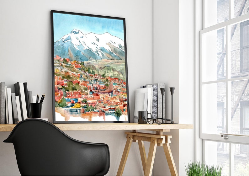 Pu&ograve; includere: Un dipinto ad acquerello di una citt&agrave; incastonata in una valle di montagna. La citt&agrave; &egrave; dipinta in tonalit&agrave; di rosso, arancione e giallo, con una montagna innevata sullo sfondo. Il dipinto &egrave; incorniciato in nero e appeso a una parete bianca.
