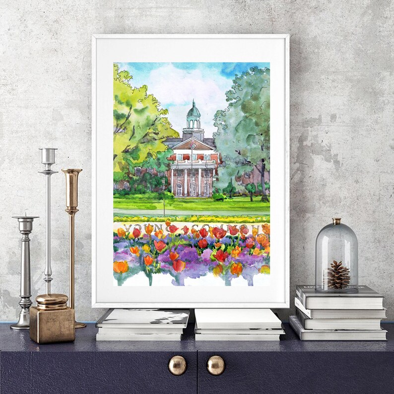 K&ouml;nnte beinhalten: Aquarellgem&auml;lde eines Geb&auml;udes mit einer wei&szlig;en Fassade und einer gr&uuml;nen Kuppel. Das Geb&auml;ude ist von B&auml;umen und Blumen umgeben. Der Text "Young College" ist in roten Buchstaben am unteren Rand des Gem&auml;ldes geschrieben.