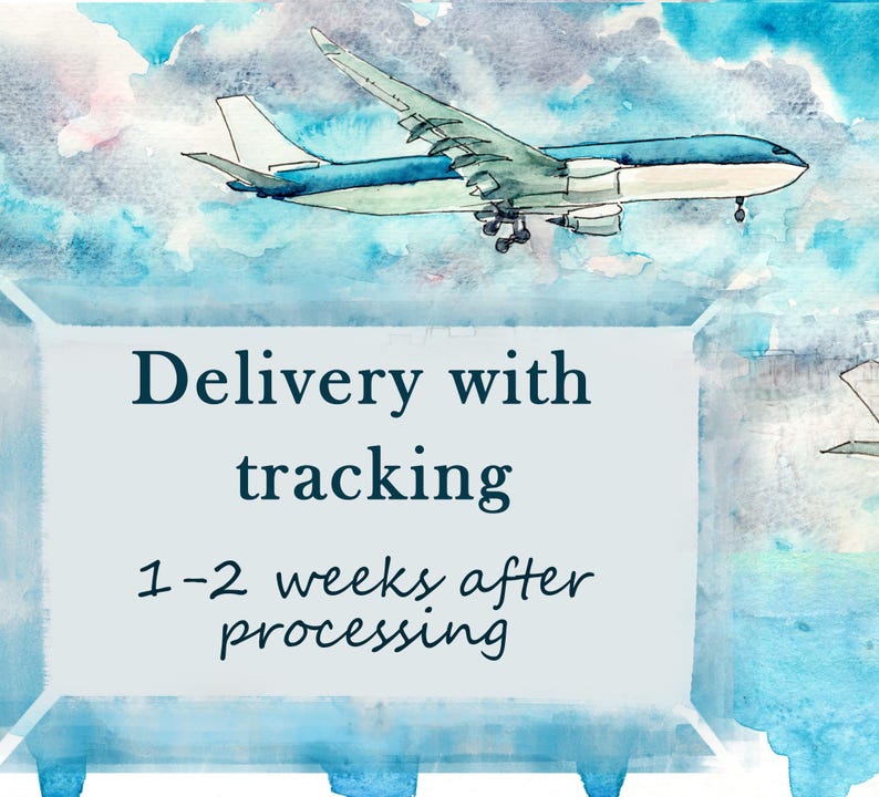 K&ouml;nnte beinhalten: Aquarellillustration eines Passagierflugzeugs, das durch einen bew&ouml;lkten Himmel fliegt. Das Bild enth&auml;lt den Text "Lieferung mit Sendungsverfolgung" und "1-2 Wochen nach Bearbeitung" auf hellblauem Hintergrund.