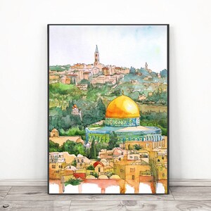 Peut inclure: Une peinture &agrave; l'aquarelle du D&ocirc;me du Rocher &agrave; J&eacute;rusalem, un d&ocirc;me dor&eacute; avec un toit en tuiles vertes et bleues, entour&eacute; d'un paysage urbain avec des b&acirc;timents et des arbres.