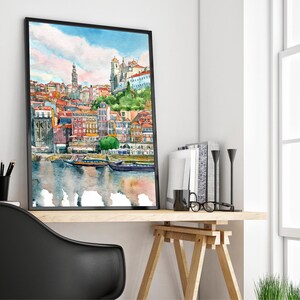 K&ouml;nnte beinhalten: Aquarellgem&auml;lde einer Stadtlandschaft mit bunten Geb&auml;uden und einem Fluss im Vordergrund. Die Geb&auml;ude sind an einem Hang zusammengedr&auml;ngt und es befinden sich Boote auf dem Fluss.