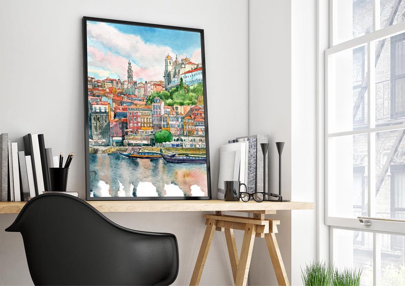 K&ouml;nnte beinhalten: Aquarellgem&auml;lde einer Stadtlandschaft mit bunten Geb&auml;uden und einem Fluss im Vordergrund. Die Geb&auml;ude sind an einem Hang zusammengedr&auml;ngt und es befinden sich Boote auf dem Fluss.