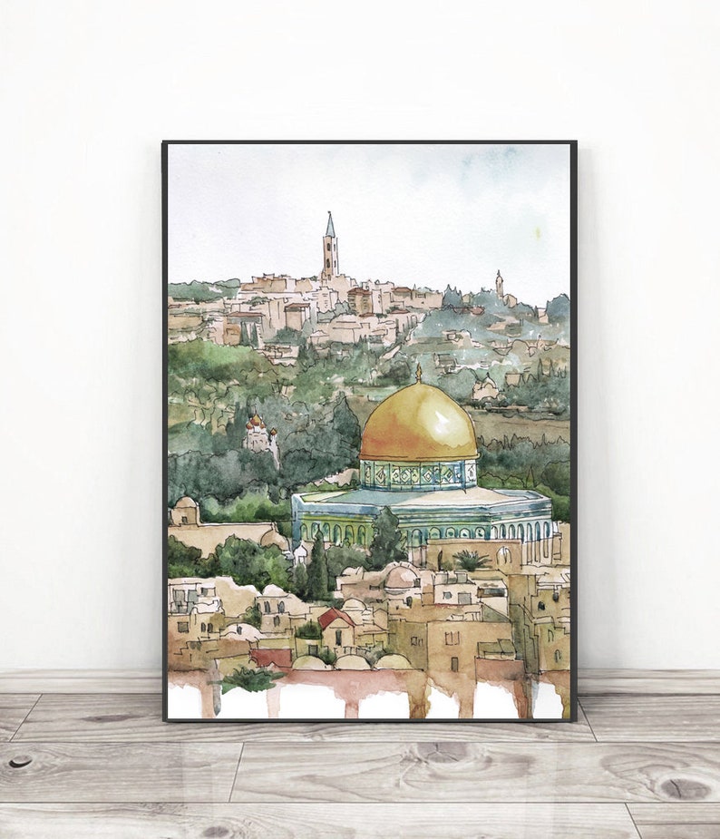 Peut inclure: Peinture &agrave; l'aquarelle du D&ocirc;me du Rocher &agrave; J&eacute;rusalem, un d&ocirc;me dor&eacute; avec des tuiles bleues et vertes, entour&eacute; d'une ville avec des b&acirc;timents et des arbres.