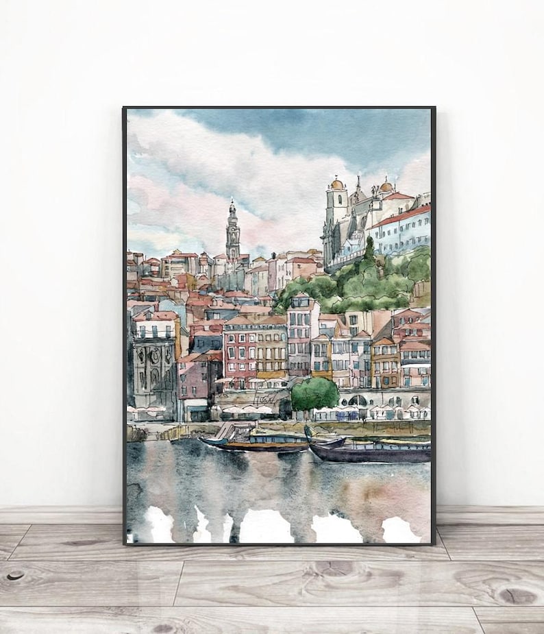 K&ouml;nnte beinhalten: Aquarellmalerei einer Stadtlandschaft mit einem Fluss im Vordergrund. Die Stadt ist an einem Hang gebaut und verf&uuml;gt &uuml;ber eine hohe Kirche mit einem Turm. Der Fluss ist ruhig und spiegelt die Geb&auml;ude und den Himmel wider. Es befinden sich Boote auf dem Wasser.