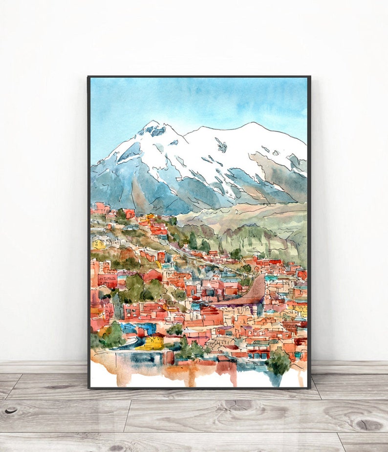 Pu&ograve; includere: Dipinto ad acquerello di una citt&agrave; incastonata in una valle di montagna. La citt&agrave; &egrave; dipinta in tonalit&agrave; di rosso, arancione e giallo, con una montagna innevata sullo sfondo. Il cielo &egrave; di un azzurro chiaro con nuvole bianche.