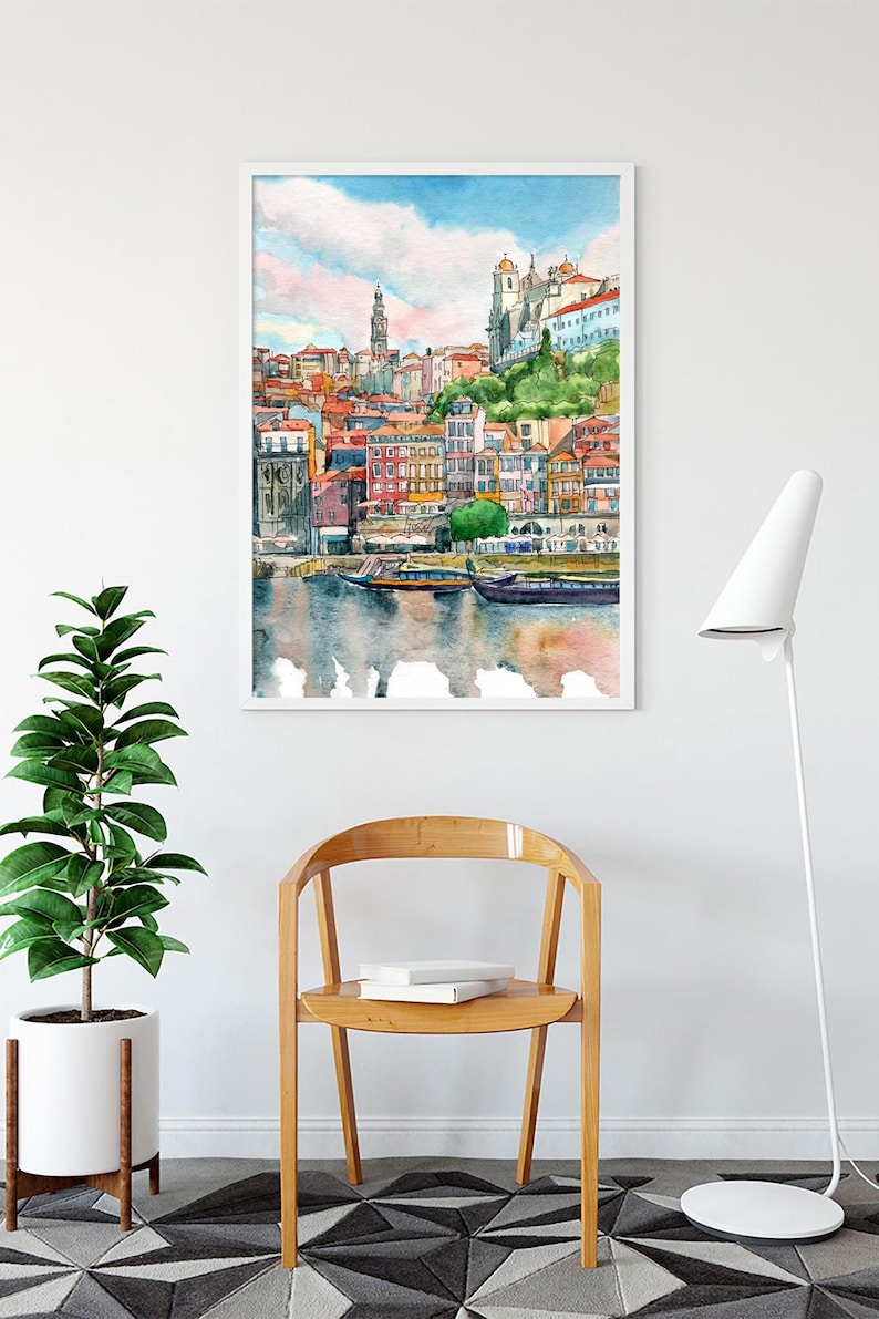 K&ouml;nnte beinhalten: Aquarellgem&auml;lde einer Stadtlandschaft mit bunten Geb&auml;uden an einer Uferpromenade. Die Geb&auml;ude stehen dicht beieinander und haben rote Ziegeld&auml;cher. Vor den Geb&auml;uden befinden sich Boote im Wasser.