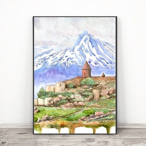 Puede incluir: Pintura acuarela de una cordillera con una iglesia en una colina en primer plano. La montaña está cubierta de nieve y el cielo es azul claro. La iglesia es un edificio de ladrillo rojo con un campanario blanco.