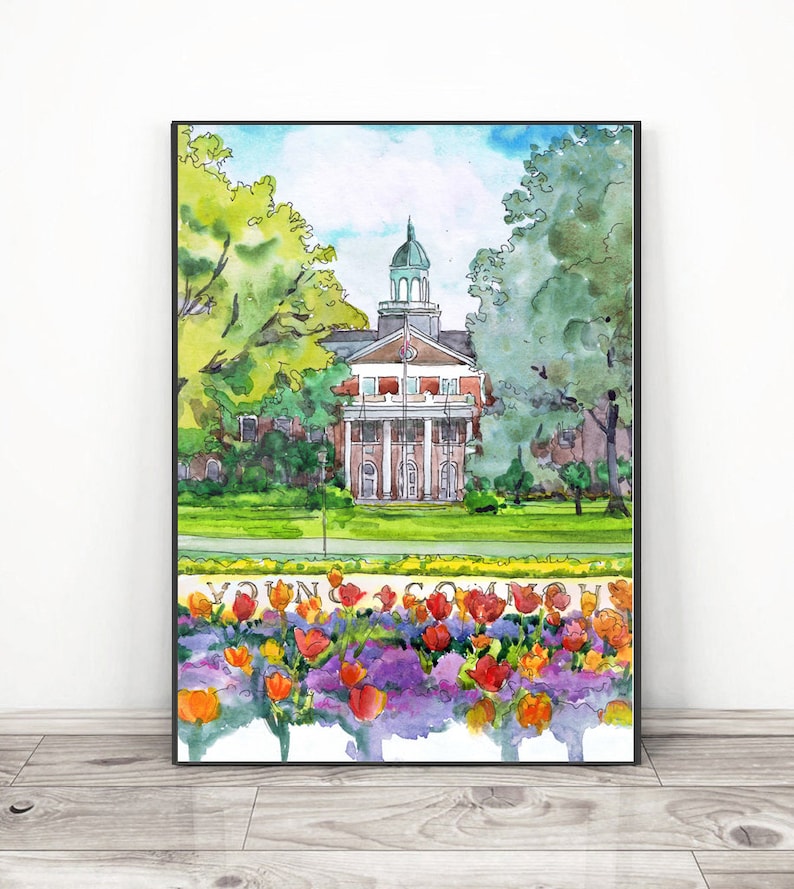 K&ouml;nnte beinhalten: Aquarellgem&auml;lde eines Backsteingeb&auml;udes mit einem wei&szlig;en S&auml;uleneingang und einer gr&uuml;nen Kuppel. Das Geb&auml;ude ist von gr&uuml;nen B&auml;umen und einem Beet mit roten, orangefarbenen und gelben Tulpen umgeben. Der Text "Young Commons" ist im Vordergrund sichtbar.