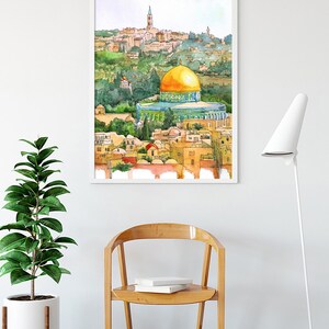 Peut inclure: Une peinture &agrave; l'aquarelle du D&ocirc;me du Rocher &agrave; J&eacute;rusalem, en Isra&euml;l. Le d&ocirc;me est dor&eacute; et le b&acirc;timent est vert et bleu. La peinture est encadr&eacute;e dans un cadre blanc et est accroch&eacute;e &agrave; un mur blanc.