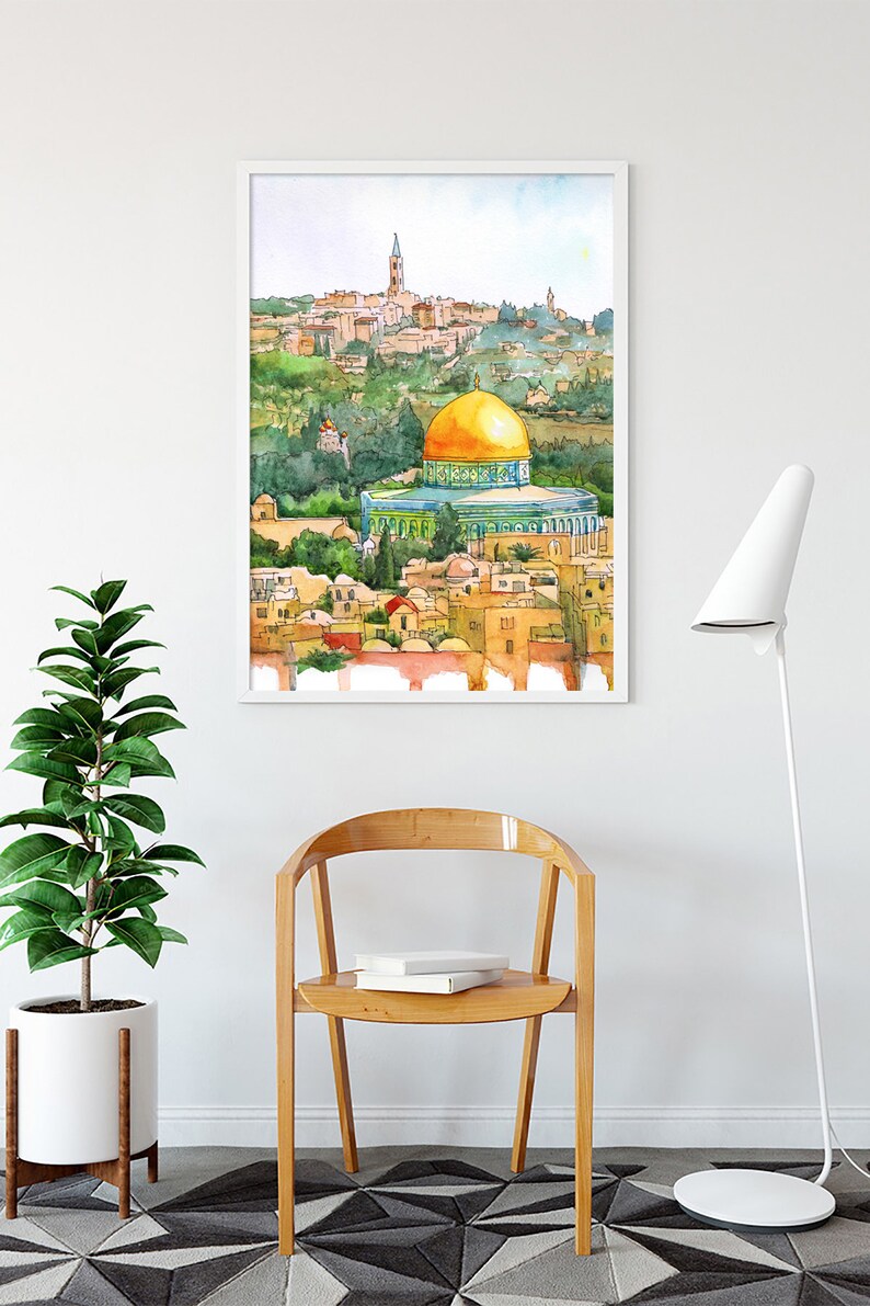 Peut inclure: Une peinture &agrave; l'aquarelle du D&ocirc;me du Rocher &agrave; J&eacute;rusalem, en Isra&euml;l. Le d&ocirc;me est dor&eacute; et le b&acirc;timent est vert et bleu. La peinture est encadr&eacute;e dans un cadre blanc et est accroch&eacute;e &agrave; un mur blanc.