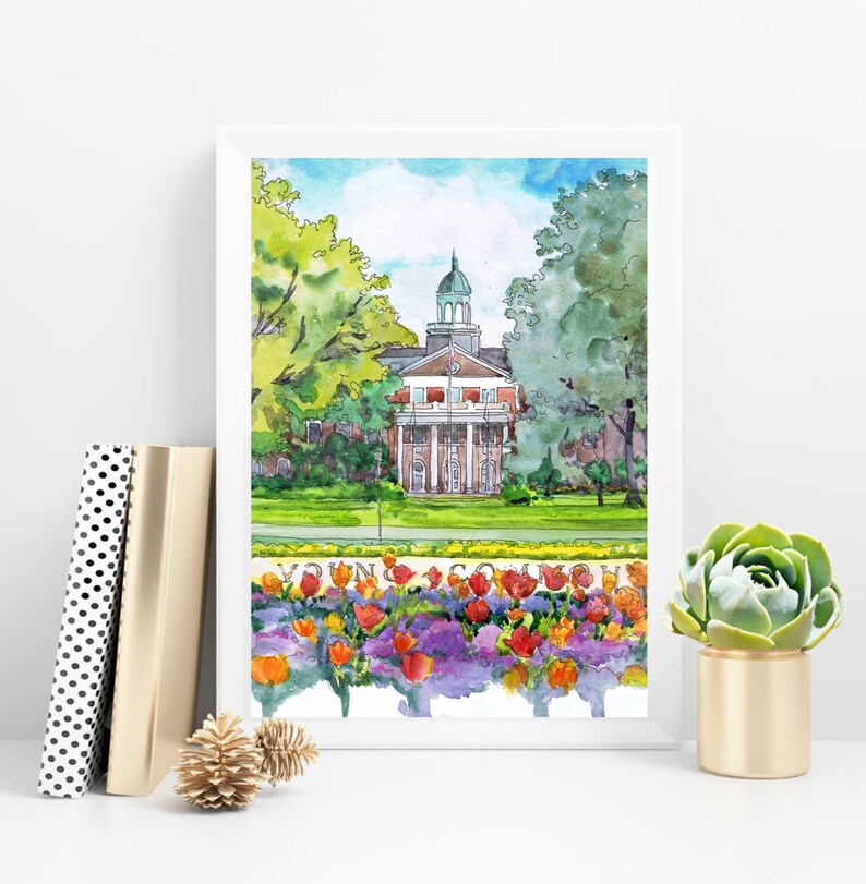 K&ouml;nnte beinhalten: Aquarellgem&auml;lde eines Backsteingeb&auml;udes mit gr&uuml;nem Dach und einer wei&szlig;en S&auml;ulenfassade. Das Geb&auml;ude ist von gr&uuml;nen B&auml;umen und einem Beet mit bunten Blumen umgeben.