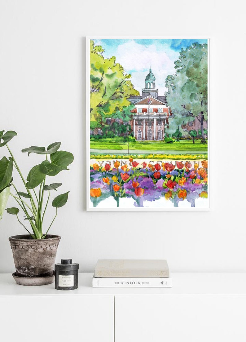 K&ouml;nnte beinhalten: Ein Aquarellbild eines Backsteingeb&auml;udes mit einem wei&szlig;en S&auml;ulenportikus und einer gr&uuml;nen Kuppel. Das Geb&auml;ude ist von B&auml;umen und Blumen umgeben. Der Text "Young Commons" ist vor dem Geb&auml;ude geschrieben.