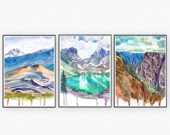 Könnte beinhalten: Drei Aquarelle von Berglandschaften. Das erste Bild zeigt eine Bergkette mit einem sandigen Tal im Vordergrund. Das zweite Bild zeigt einen See, umgeben von Bergen, mit einer einzigen Kiefer im Vordergrund. Das dritte Bild zeigt eine Schlucht mit einem Fluss, der sich durch sie schlängelt.