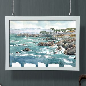 Pu&ograve; includere: Un dipinto ad acquerello incorniciato che rappresenta un paesaggio marino con scogliere rocciose, onde che si infrangono e una linea di alberi in lontananza.