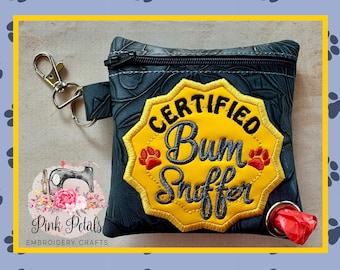 Soporte para bolsas de excremento de perro con bordado "Certified Bum Sniffer", dispensador de piel sintética, estuche con cremallera y clip de langosta.