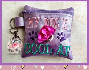 Soporte para bolsas de excremento de perro bordado "My Dog Is Cool AF", dispensador de piel sintética, estuche con cremallera y clip de langosta.