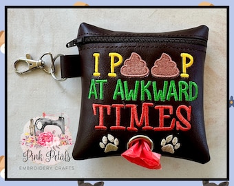 Soporte para bolsas de excremento de perro bordado con la frase "I Poop At Awkward Times" (Hago caca en momentos incómodos), dispensador de piel sintética, estuche con cremallera y clip de langosta.