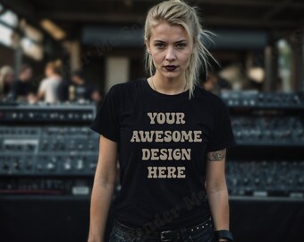 Op de afbeelding: Een vrouw draagt een zwart T-shirt met de tekst "YOUR AWESOME DESIGN HERE" in beige. Ze staat voor een mengpaneel.