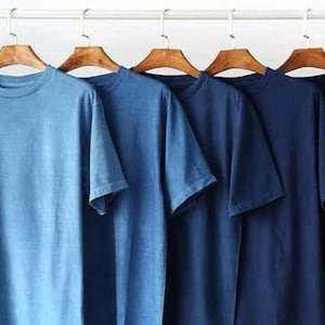 Camiseta unisex de algodón azul índigo - Camiseta de color natural con efecto tie dye shibori - Tops de moda limpios y suaves - Camisetas unisex de verano - Teñidas a mano / con tintes vegetales