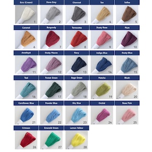 Puede incluir: Una carta de colores con 28 colores de hilo, cada uno con un nombre y número. Los colores van desde Ecru hasta Amarillo Limón. Los hilos están ordenados para facilitar la selección de colores, ideal para manualidades.