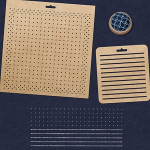 Puede incluir: Tres plantillas de cartón marrón con diferentes patrones. La primera plantilla tiene una cuadrícula de pequeños puntos. La segunda plantilla tiene una cuadrícula de líneas horizontales. La tercera plantilla tiene una cuadrícula de pequeños puntos y líneas horizontales.