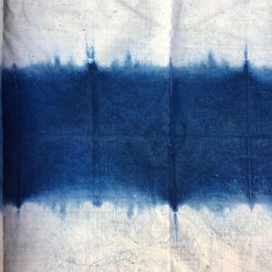 Tecido azul índigo com degradê médio tingido com corantes vegetais - Toalha de mesa/Caminho de mesa tingido à mão com técnica Shibori - Tingimento tie-dye/Tingimento Shibori/Tingimento natural à mão