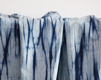 Tissu en coton bleu indigo Shibori | Ice Crack - Tissu teint par nœuds bleu blanc zébré - Indigo naturel, teintures végétales, tissu Flow bleu teint à la main