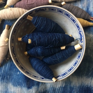 Fil/fil de coton shibori indigo - bon fil teint en bleu Sashiko - teinture naturelle à la main / colorants végétaux - fournitures de broderie - couture / courtepointe