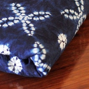 Shibori/Indigo/Cotton Fabric/Table runner/Tea towel/Hemerocallis/Blue/Vintage/Natural hand dyed/Plant dyes/Clothing/Tie dye/China/Thealese