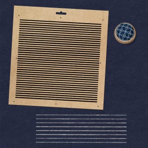 Peut inclure: Un pochoir rectangulaire beige avec des lignes horizontales espacées et un trou de suspension. Un petit objet rond en bois avec un motif géométrique bleu est également présent. Les objets sont sur un fond bleu foncé.