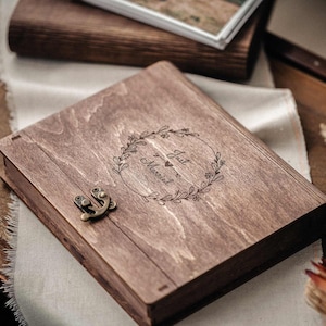 Trouwfotobox voor foto's van 13 x 18 cm (5 x 7 inch), gepersonaliseerd houten jubileumcadeau voor een stel.