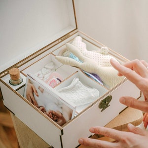 Caja de recuerdos para bebés, caja de recuerdos para bebés, caja de regalo para bebés nuevos, regalo para nuevos padres, caja de madera personalizada para ropa, regalo para baby shower