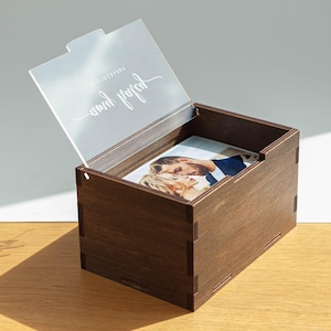 Gepersonaliseerde houten aandenkendoos voor foto's van 6 x 8 inch, deksel van gegraveerd acryl, USB-flashdriveoptie, grote opbergdoos voor geheugen voor afdrukken van 15 x 21 cm