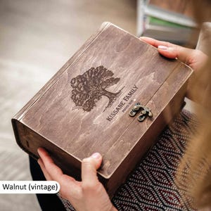 Jubiläumsgeschenk, Fotobox aus Holz für 350 Fotoabzüge, Premium Erinnerungsgeschenk mit USB-Option