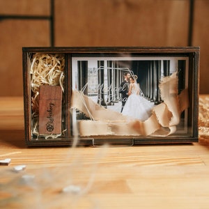 Wooden photo box for 4x6 photo and USB flash drive, Wedding photo box with personalise acrylic lid for 15x10 cm prints, Gift for couple image 5