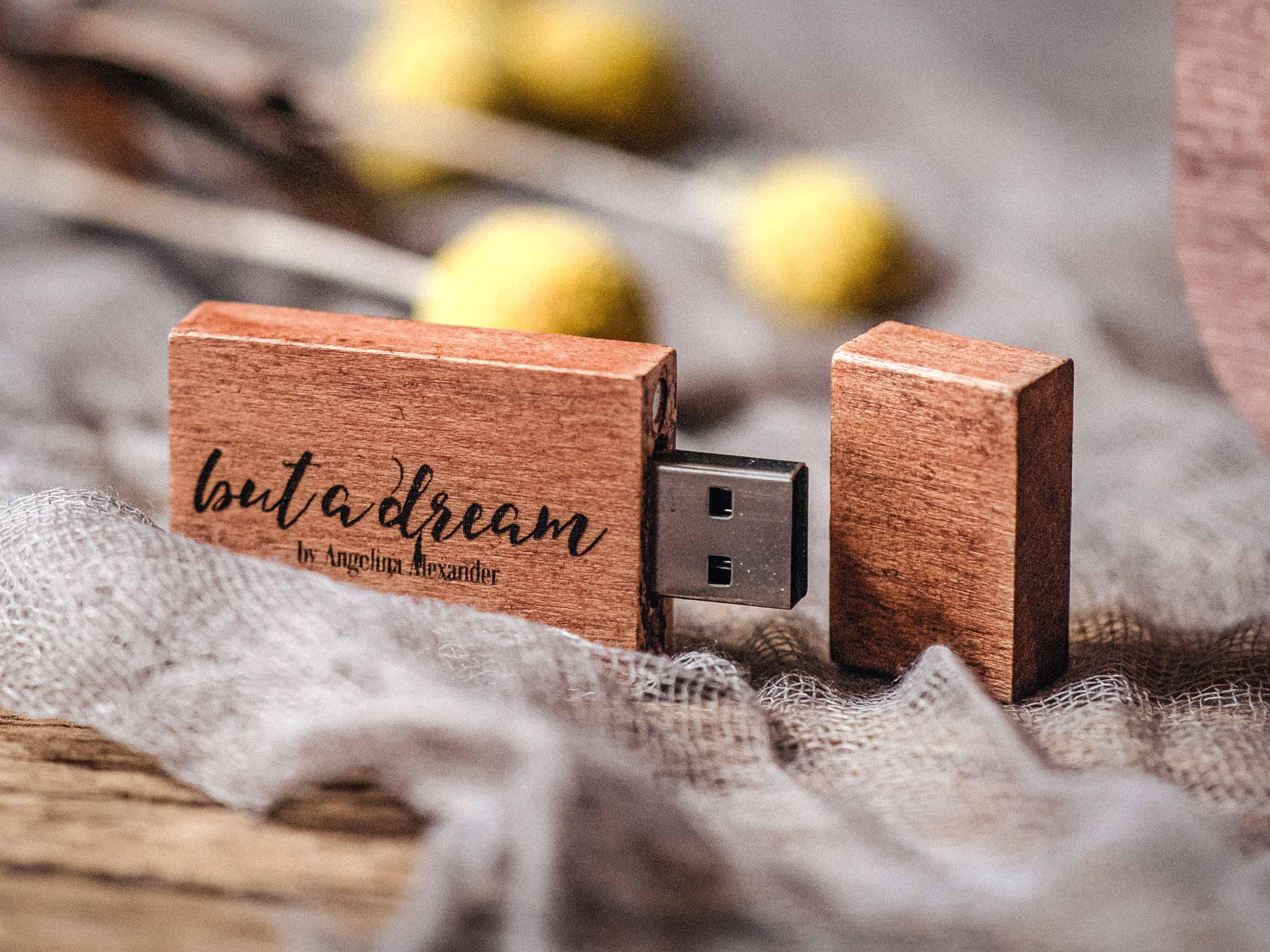Chiavetta USB in legno personalizzata: ricordo di nozze inciso - Italia