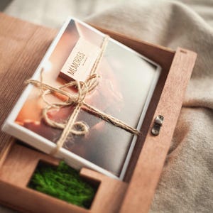 Holzfotobox 10x15 mit USB 3.0 (Optional) - Personalisierte Hochzeitsfotobox, Andenken mit Gravur für 100 Ausdrucke