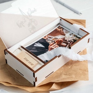 Wooden photo box for 4x6 photo and USB flash drive, Wedding photo box with personalise acrylic lid for 15x10 cm prints, Gift for couple White