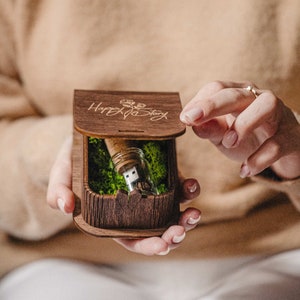 Wedding Photographer Gift - Personalized USB Wooden Photo Box with Glass Bottle USB 3.0 (Optional) & Moss