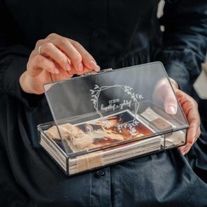 Gepersonaliseerde glazen fotodoos voor 5 x 7 afdrukken met optionele USB met houtkristal - perfect huwelijkscadeau voor koppels