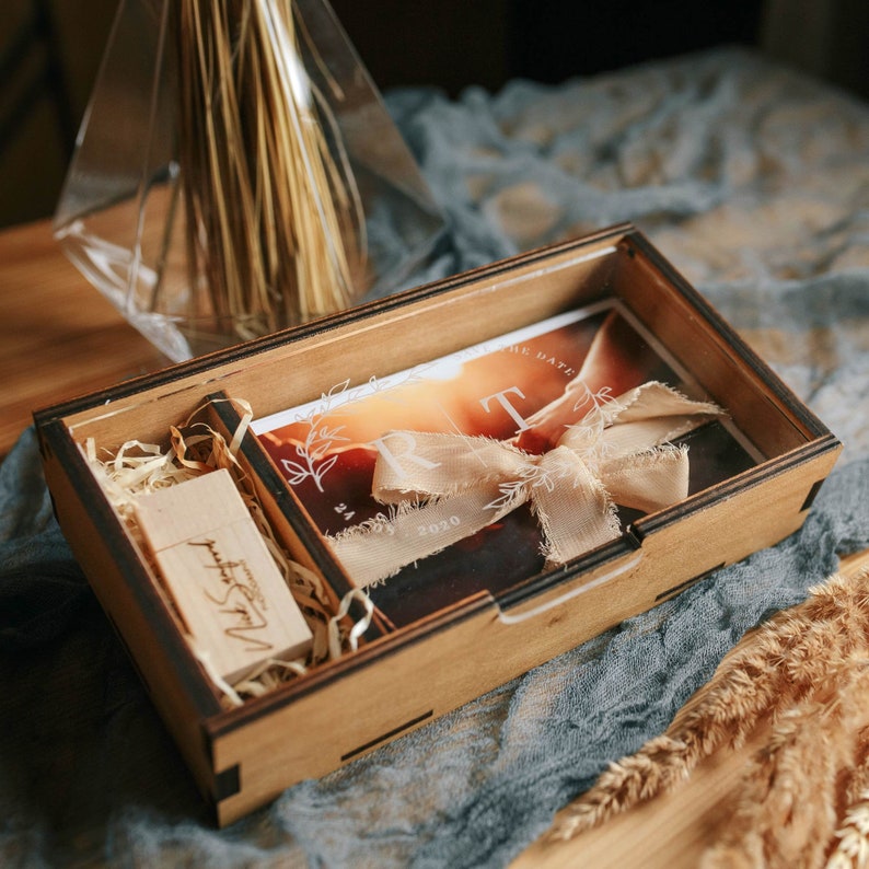 Wooden photo box for 4x6 photo and USB flash drive, Wedding photo box with personalise acrylic lid for 15x10 cm prints, Gift for couple Maple