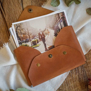 Presentación de fotografías de bodas: sobre de cuero personalizado para impresiones de 4 x 6 pulgadas