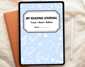 Pode incluir: Um tablet digital exibindo um diário de leitura com fundo azul claro e ilustrações de livros brancos. A capa do diário diz "MY READING JOURNAL" com instruções para rastrear, ler e refletir. Uma caneta stylus branca e um caderno laranja queimado também são visíveis.